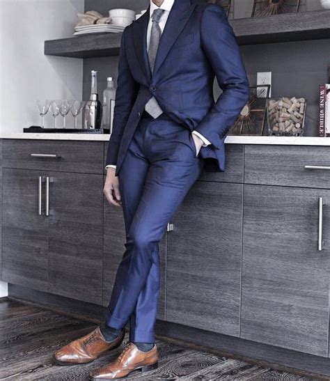 navy suit what color shoes